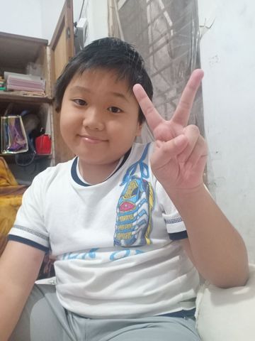 Gendang berbunyi karena pukulan pemain menggetarka...